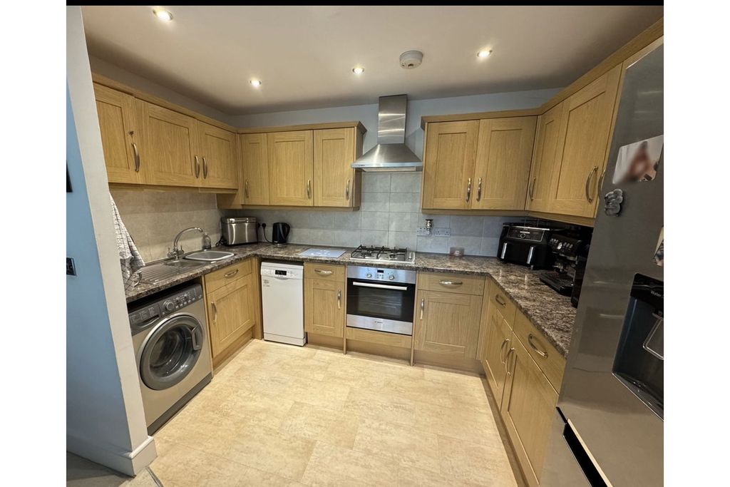 Property photo 3 of 11 Kitchen