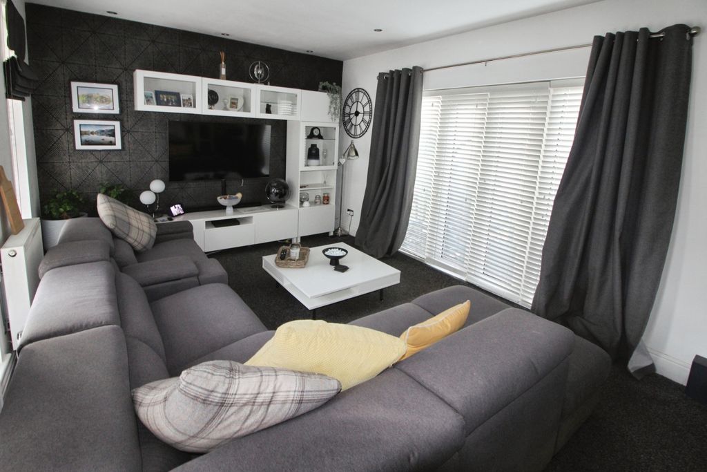 Property photo 2 of 21 Lounge.Jpg