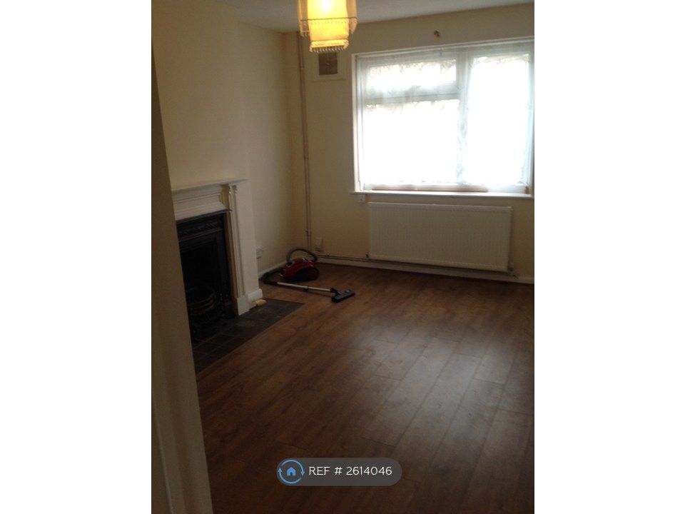 Property photo 3 of 18 Living Room
