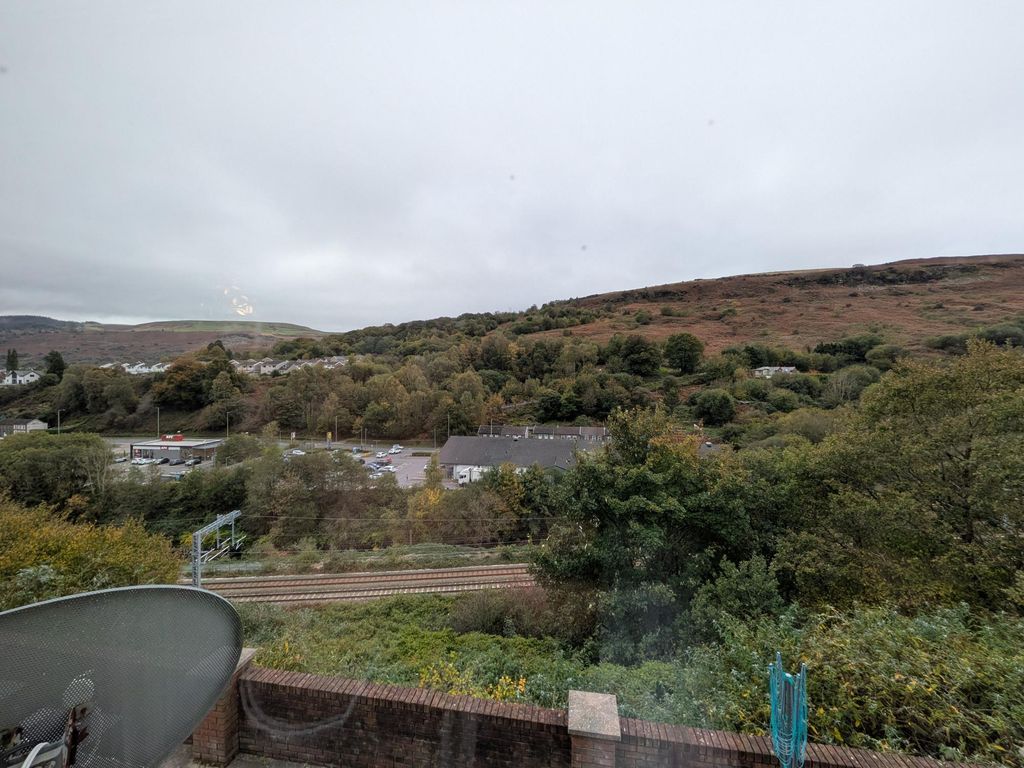 Property photo 2 of 28