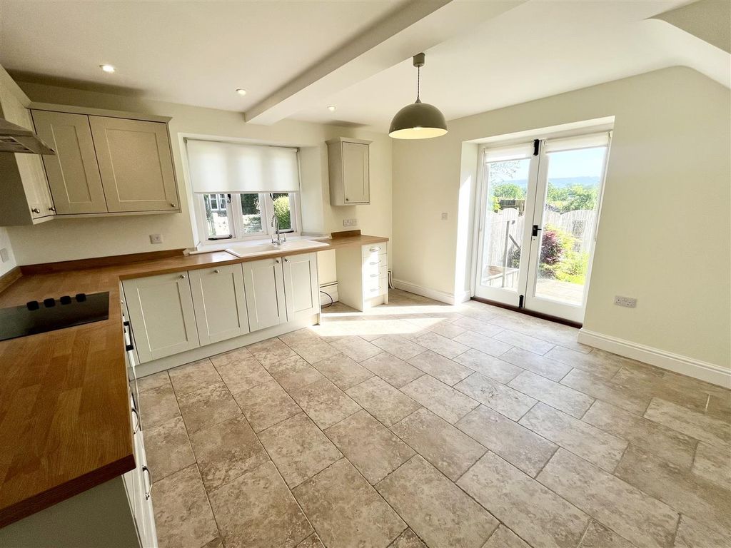 Property photo 3 of 12 Kitchen