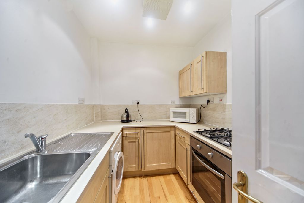 Property photo 1 of 10 Fitted Kitchen