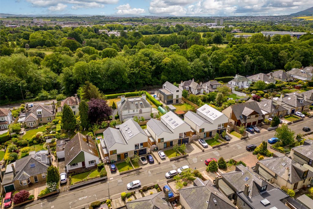 Property photo 2 of 32