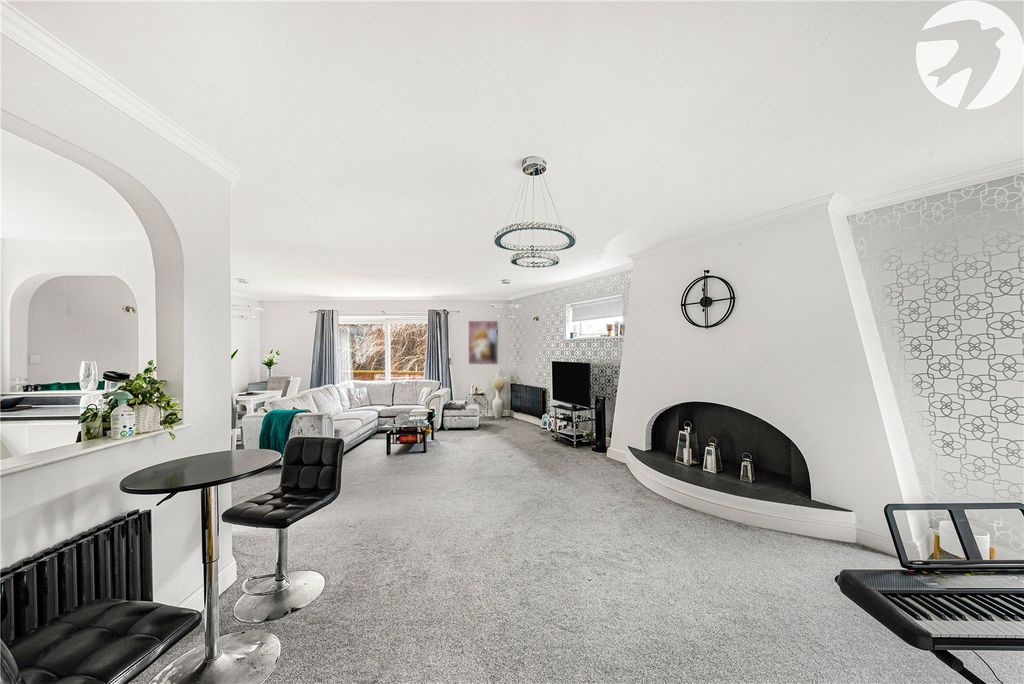 Property photo 1 of 17 Lounge