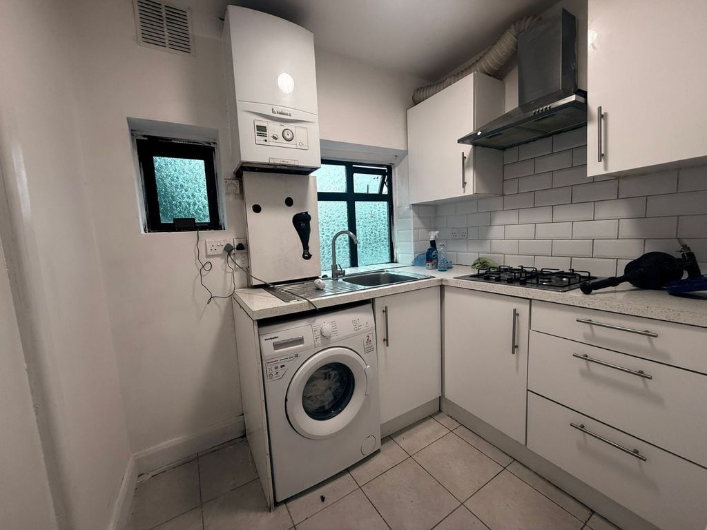 Property photo 1 of 9 Two Bedroom First Floor Flat Close To Newbury Park - Â£1600