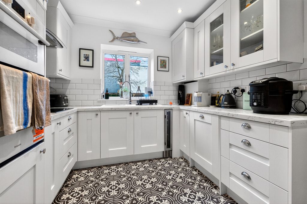 Property photo 3 of 27 Kitchen