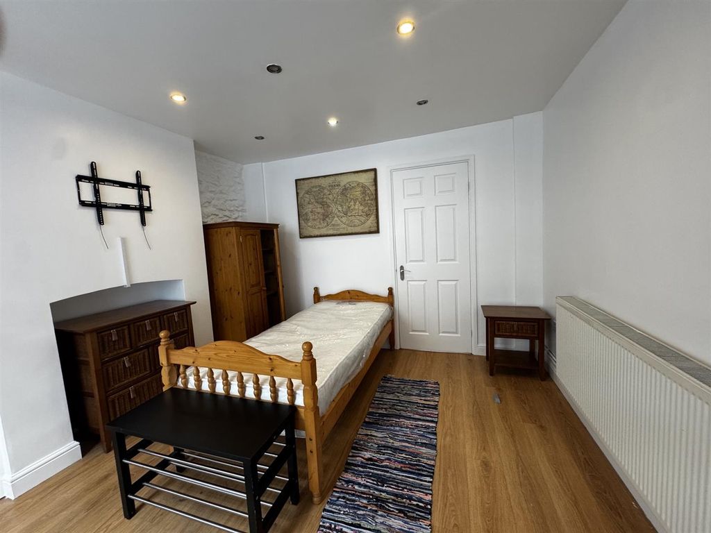 Property photo 1 of 11 Bedroom