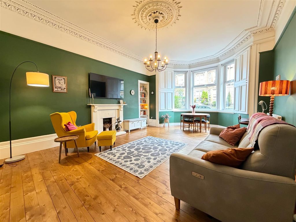 Property photo 2 of 19 Lounge / Dining