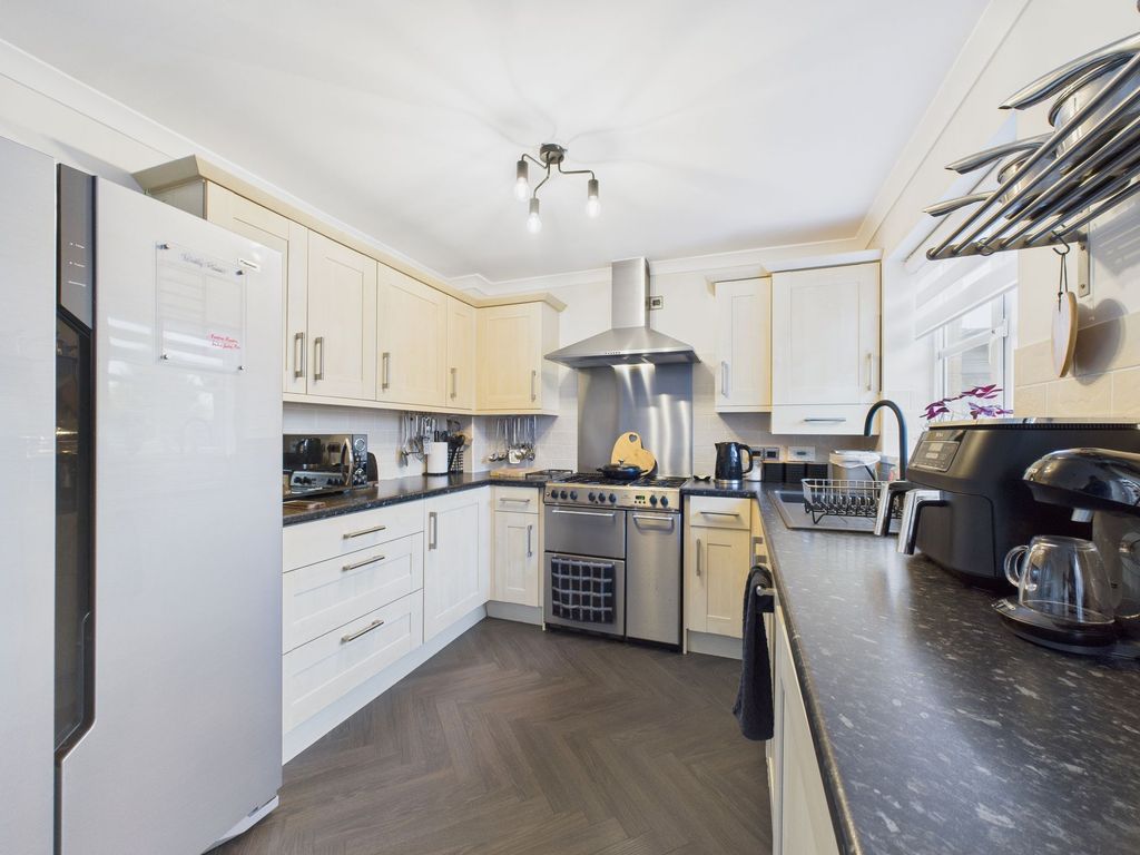 Property photo 3 of 28