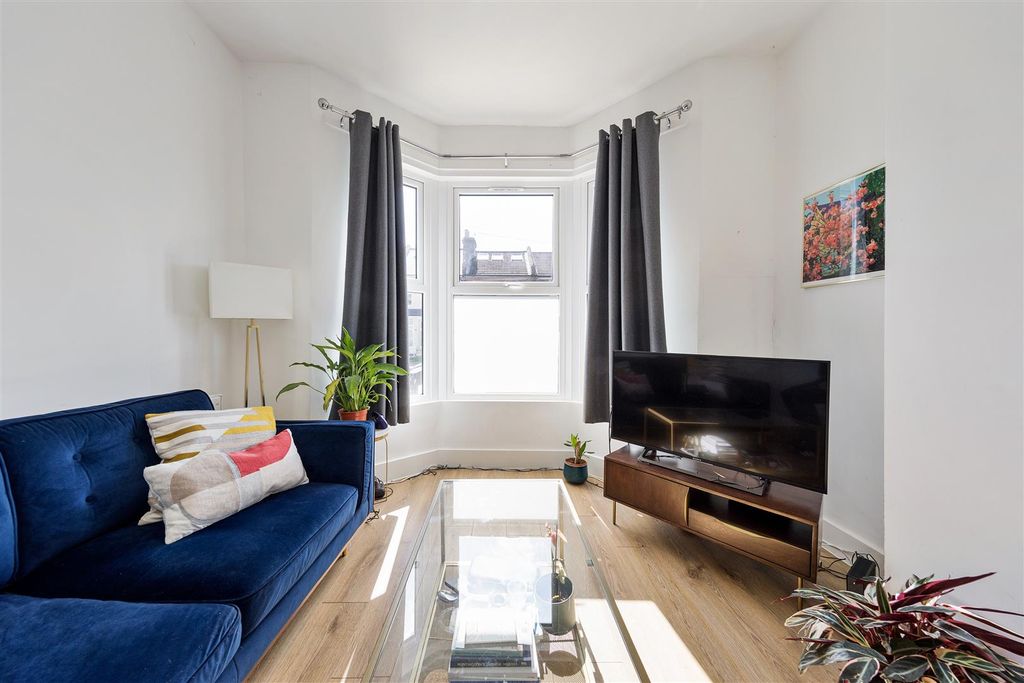 Property photo 2 of 22 Grove Road, E17