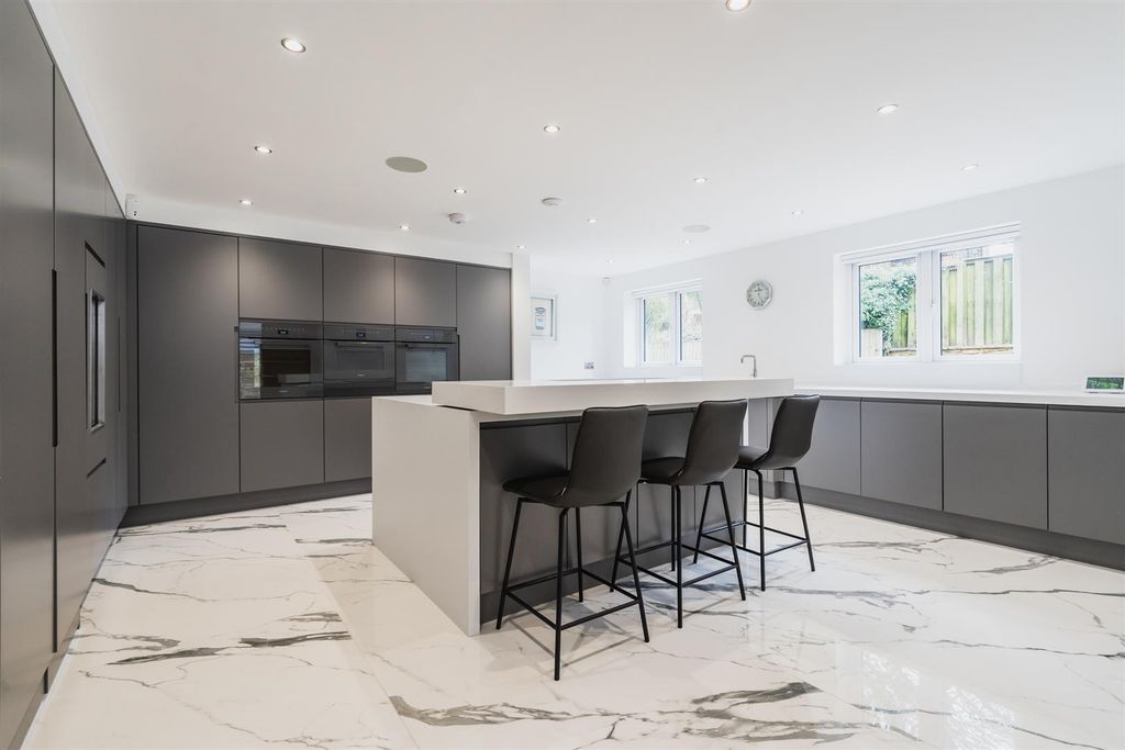 Property photo 3 of 39 Breakfast Kitchen