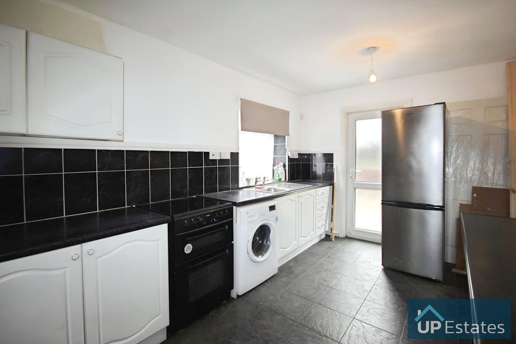 Property photo 3 of 7 Kitchen