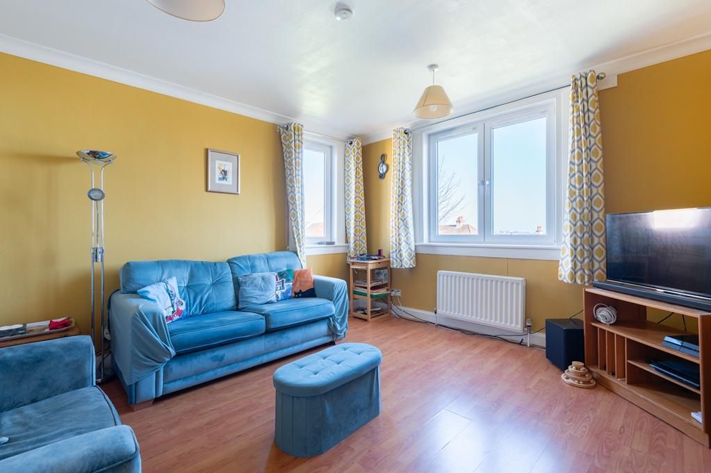 Property photo 3 of 18 Lev1428Pem Lounge.Jpg