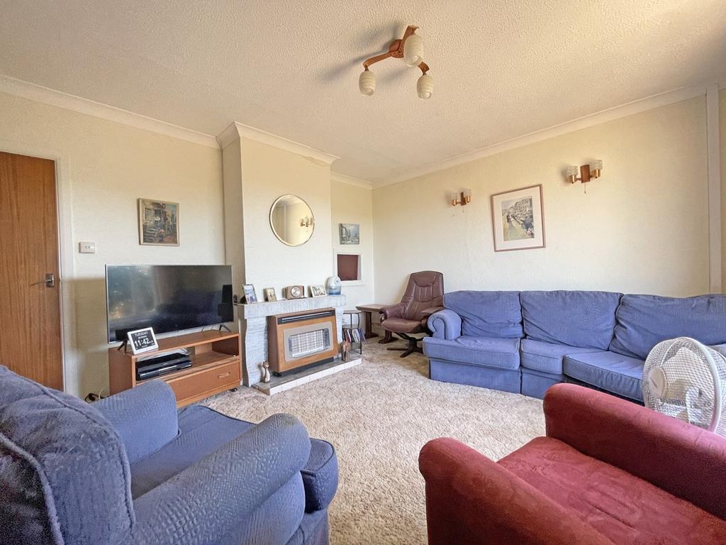 Property photo 2 of 18 Rawling Close 14 - Lounge.Jpg