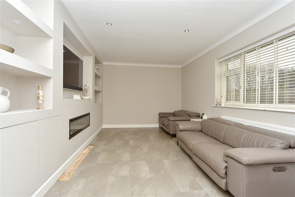 Property photo 1 of 17 Lounge