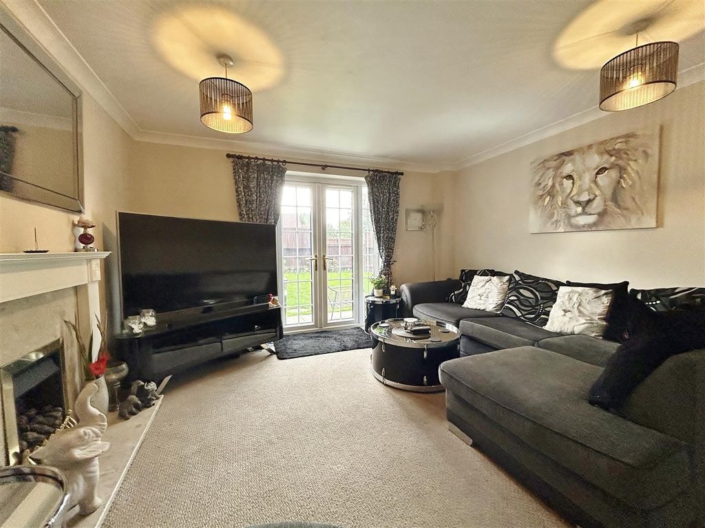 Property photo 3 of 18 Lounge