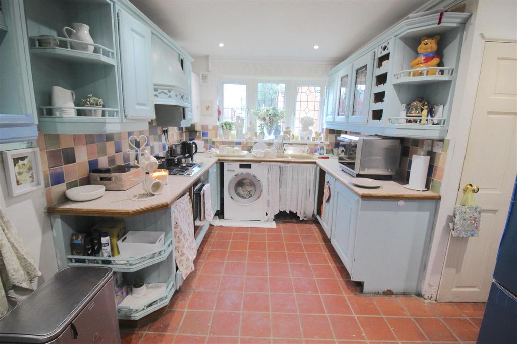 Property photo 3 of 11 Kitchen