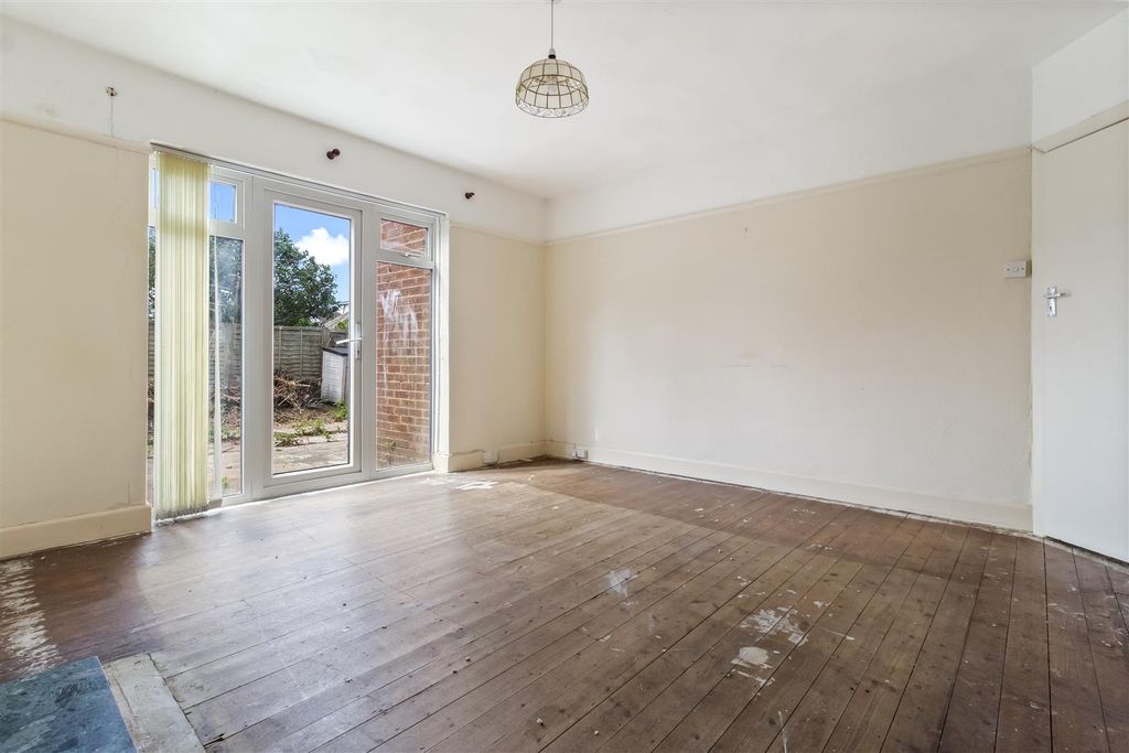 Property photo 3 of 14 10 Chesham Close-006.Jpg