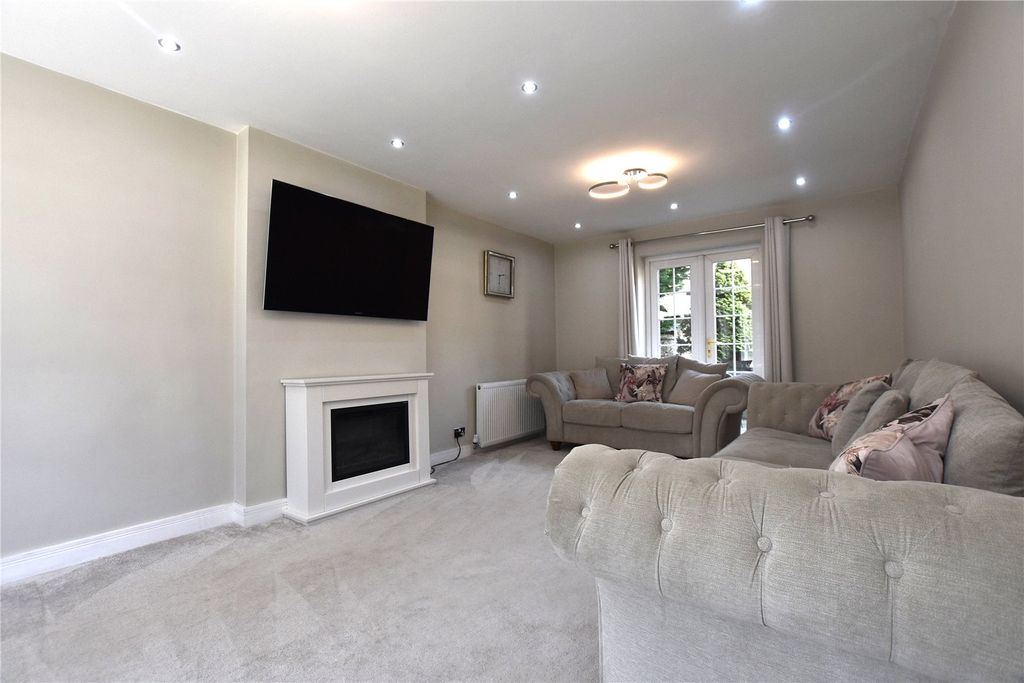 Property photo 3 of 17 Lounge