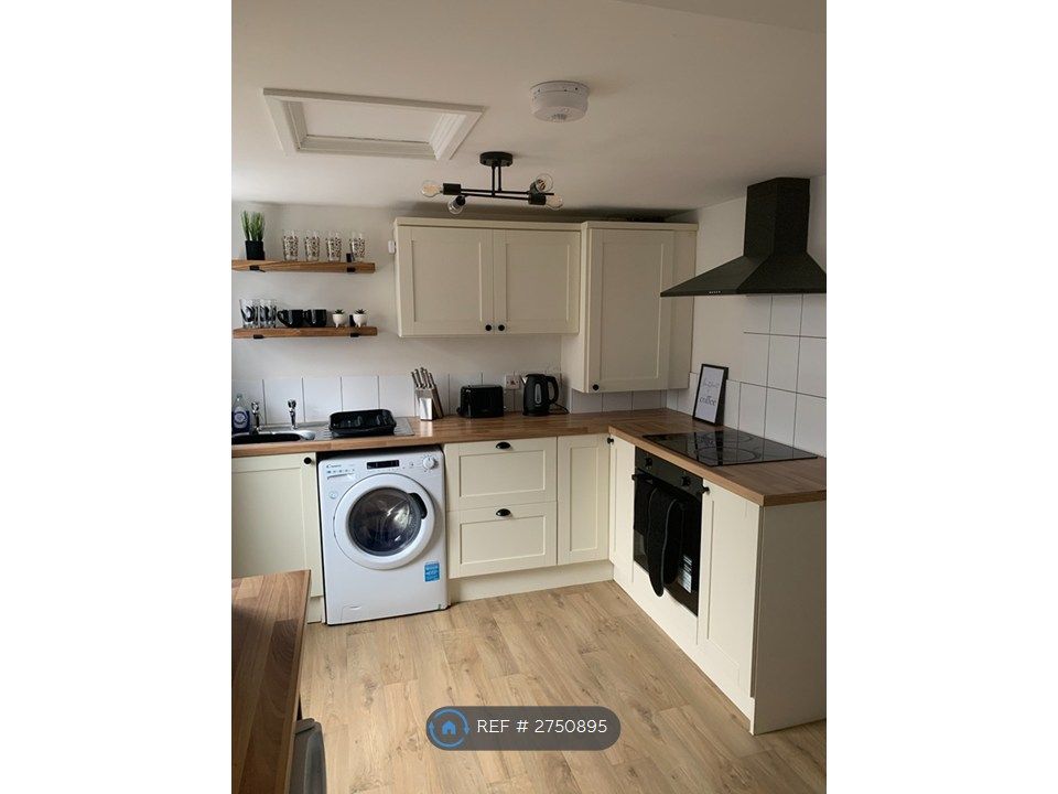 Property photo 3 of 12 Kitchen