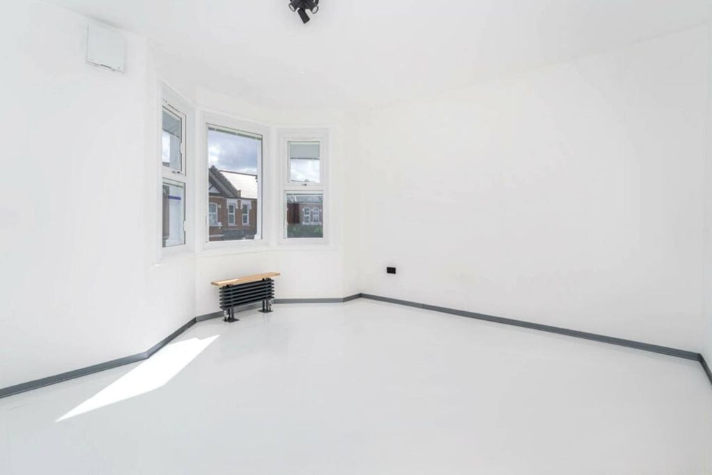 Property photo 3 of 8 Gallery