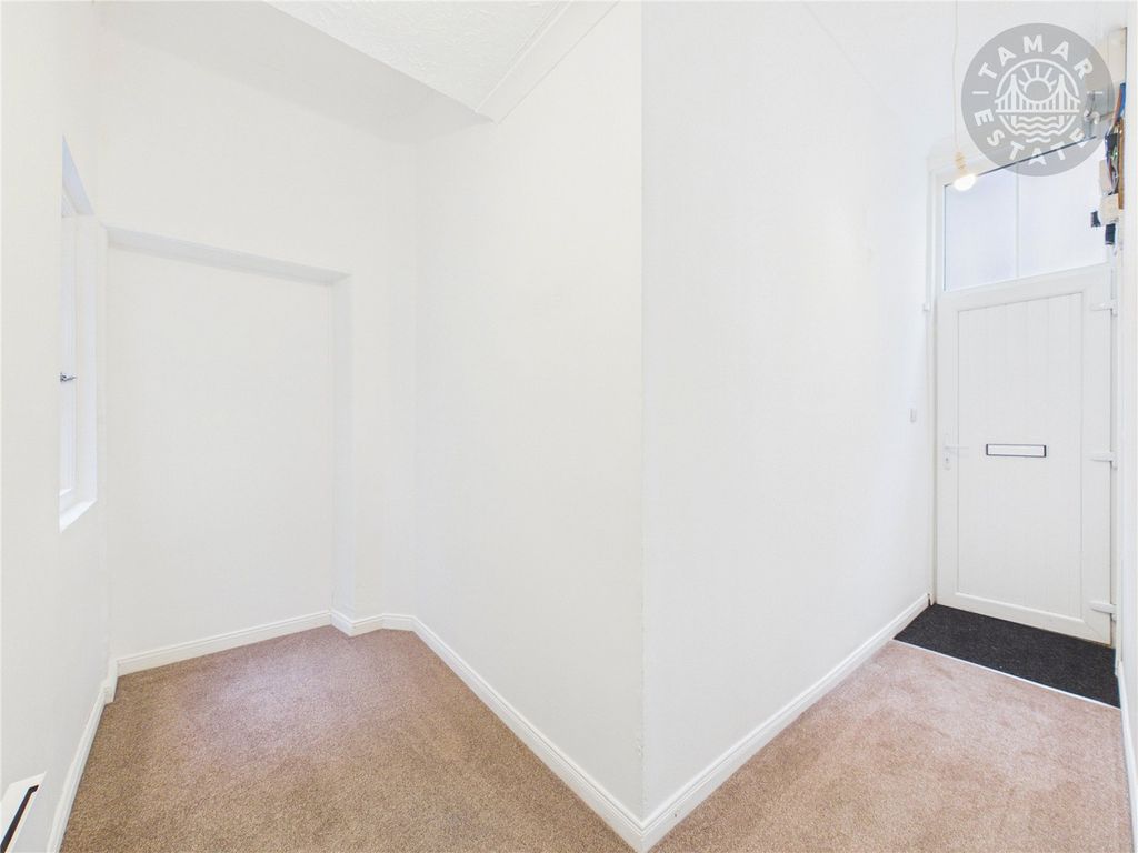Property photo 3 of 9 Entrance Hallway