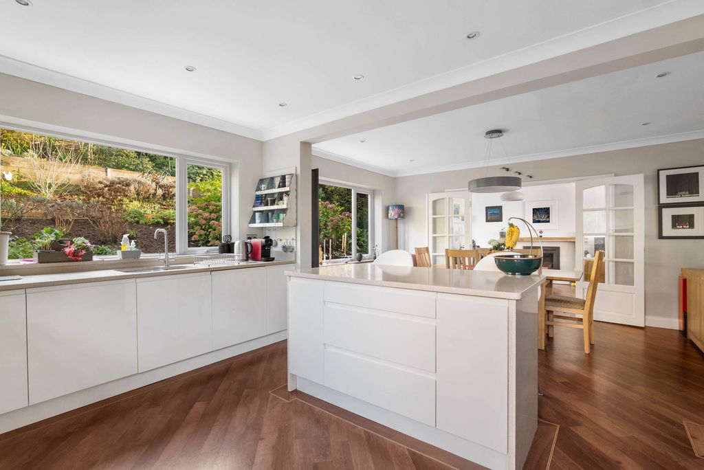 Property photo 2 of 28