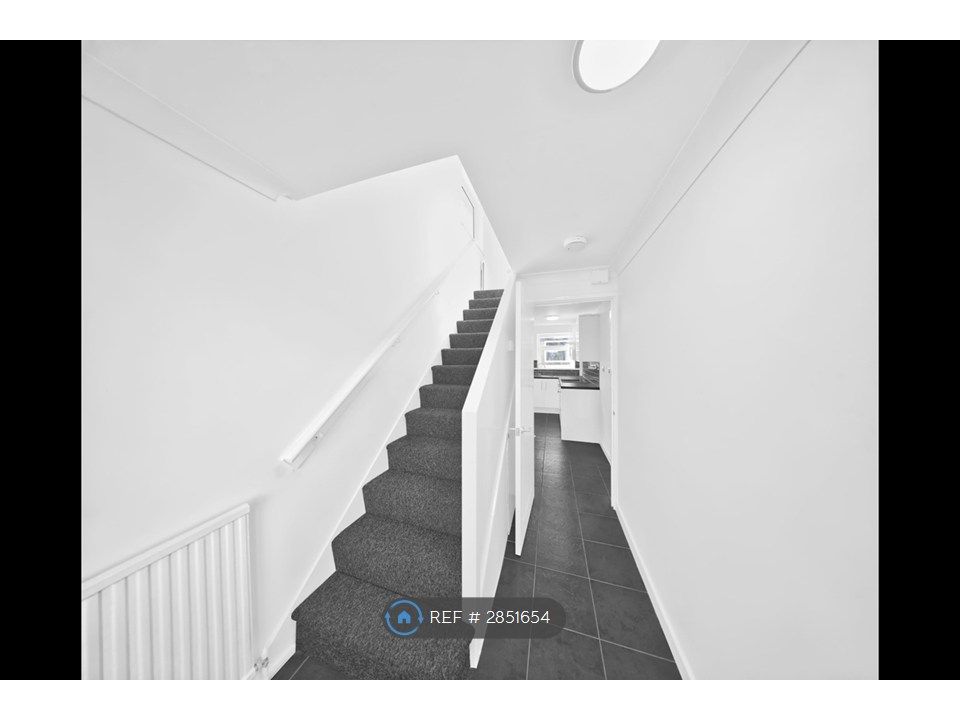 Property photo 2 of 11 Hallway