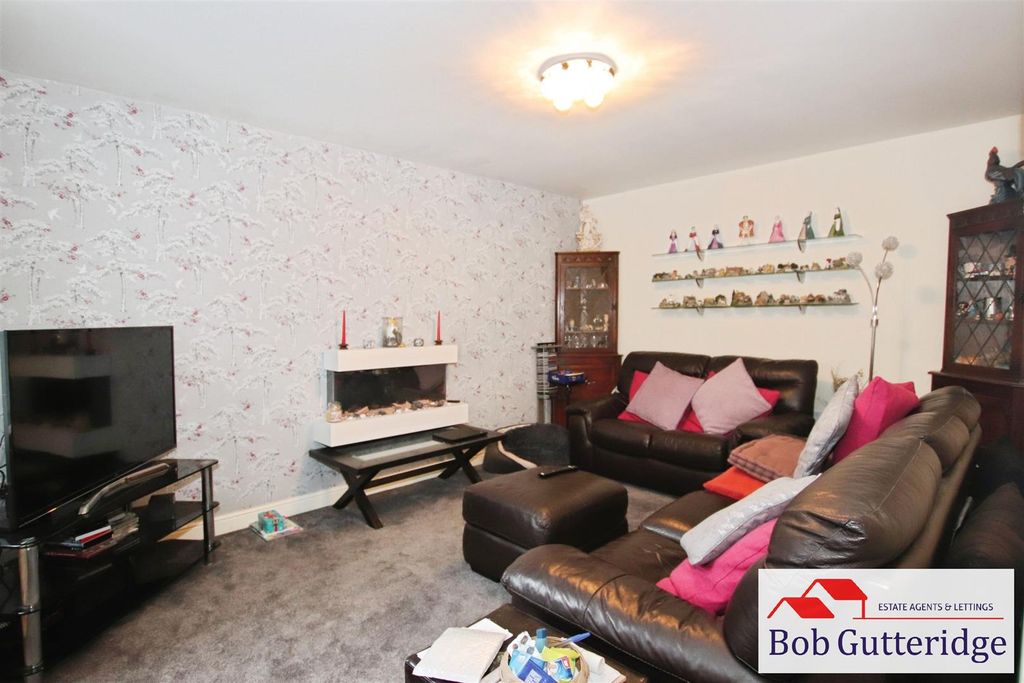 Property photo 2 of 32 Lounge