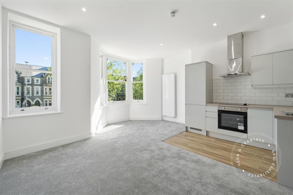 Property photo 1 of 10 207 Cathedral Rd Flat 3-1.Jpg