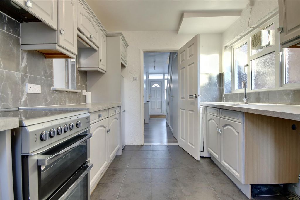 Property photo 2 of 16 Ae851F03-2Ded-4A8E-A2Cb-F3D5B5B28947_1_201_A.Jpeg