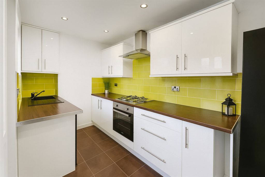 Property photo 1 of 10 Bright Modern Kitchen With White High-Gloss Cabine...