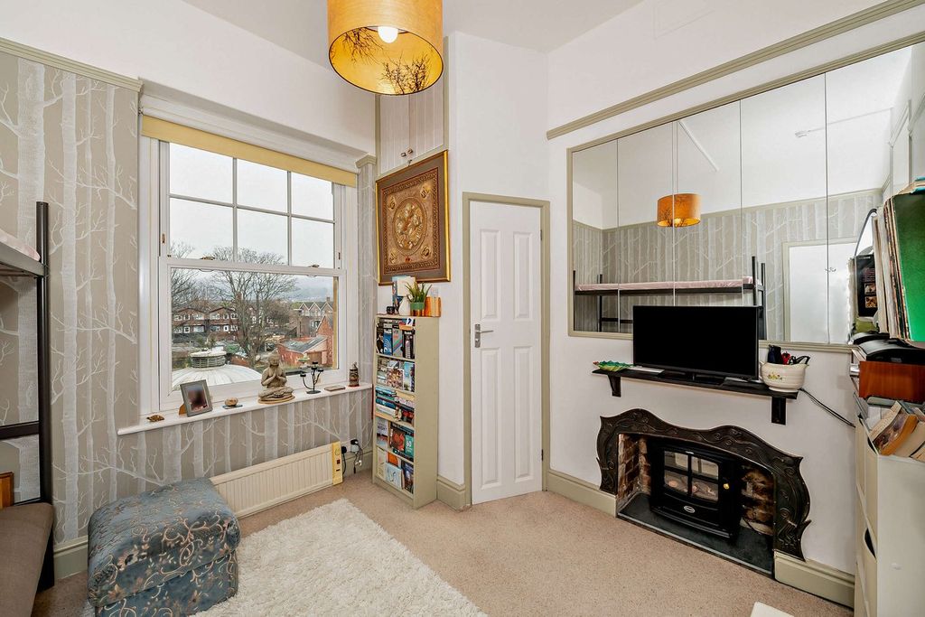 Property photo 2 of 32