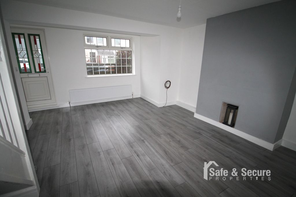 Property photo 2 of 13 Living Room (2)