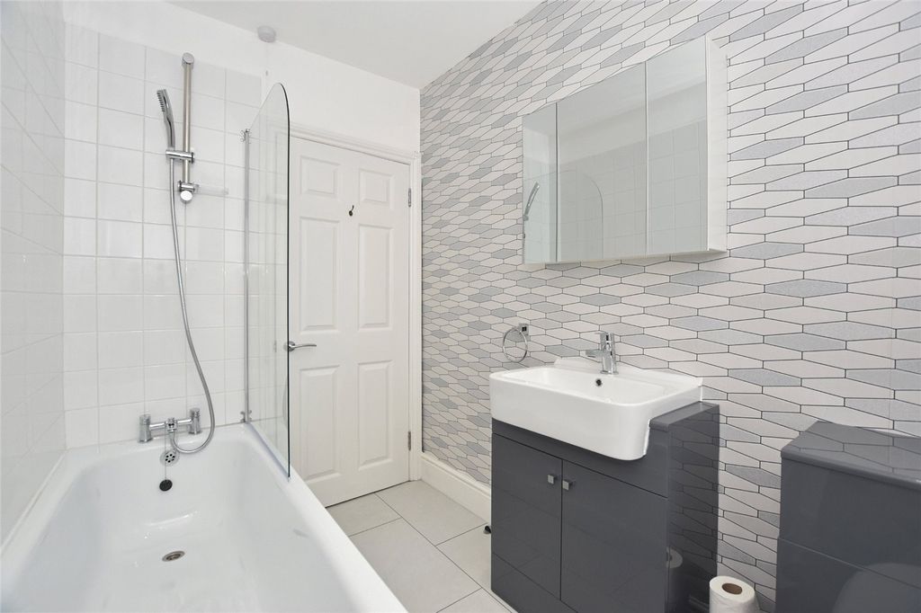 Property photo 3 of 8 Bathroom Of Flat 4