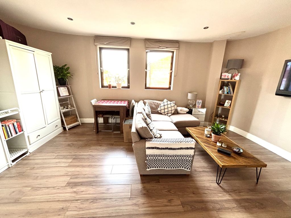 Property photo 3 of 10 Lounge