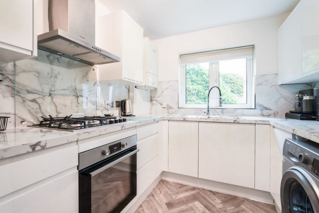 Property photo 3 of 11 4360343