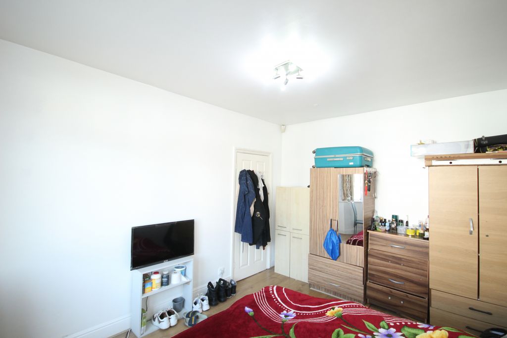 Property photo 1 of 10 Eton Avenue, Wembley, Middlesex, Ha0