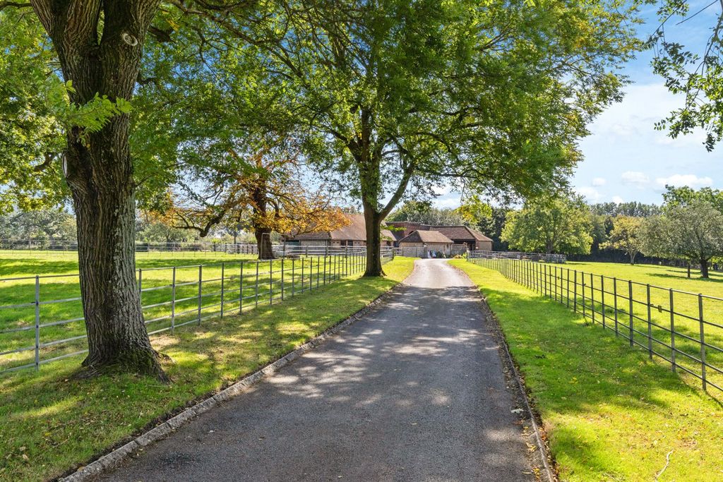 Property photo 2 of 52 House. Partnership