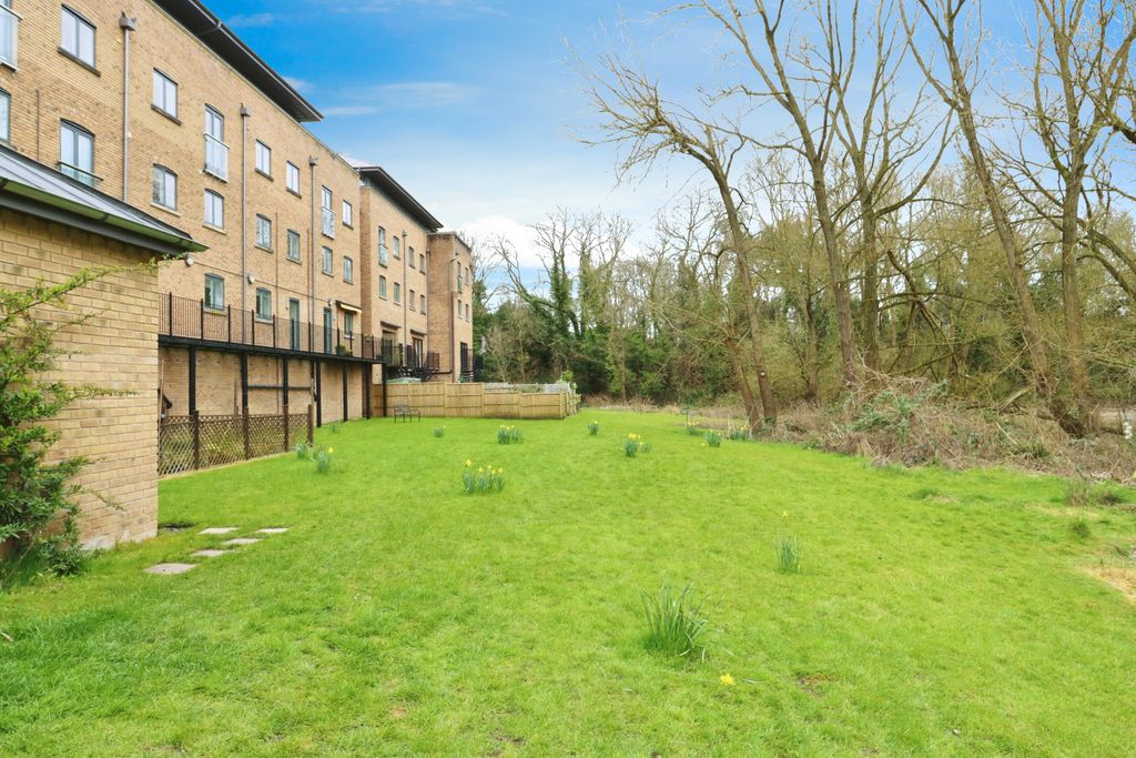 Property photo 2 of 10 Communal Gardens