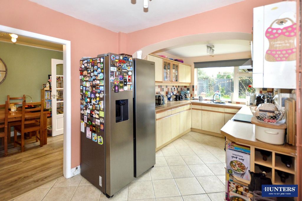Property photo 3 of 11 Kitchen