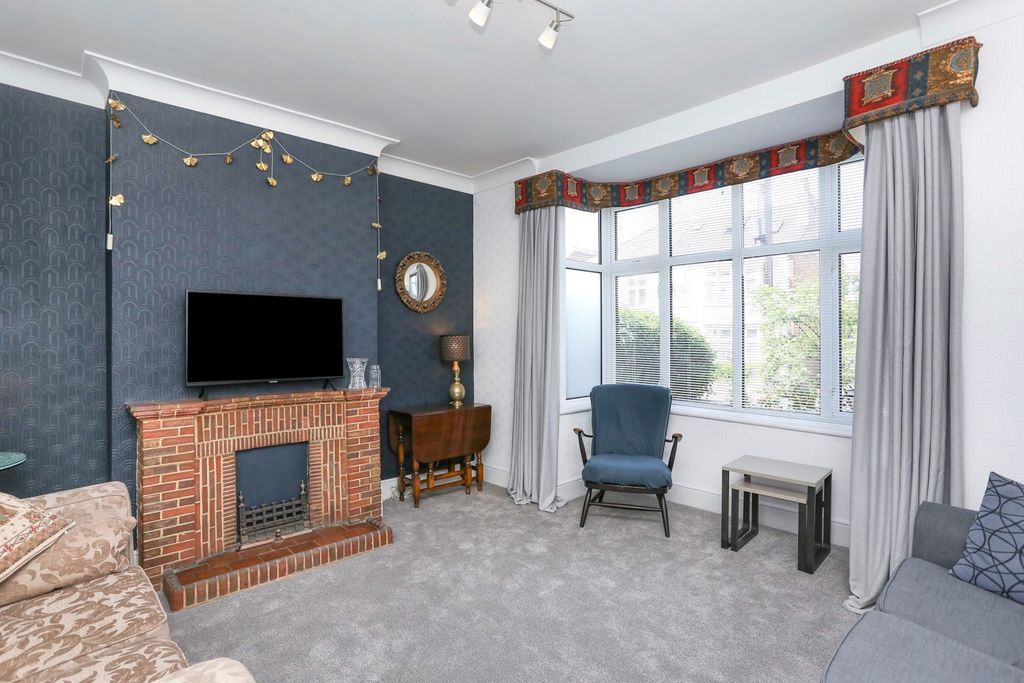 Property photo 2 of 10 F74A889A-A556-F11...