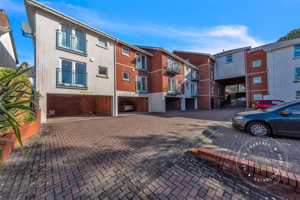 Property photo 1 of 22 Clive-Hall-Court-15.Jpg