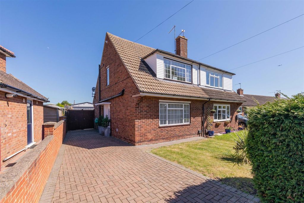 Property photo 1 of 19 9 Haywards Mead-8.Jpg