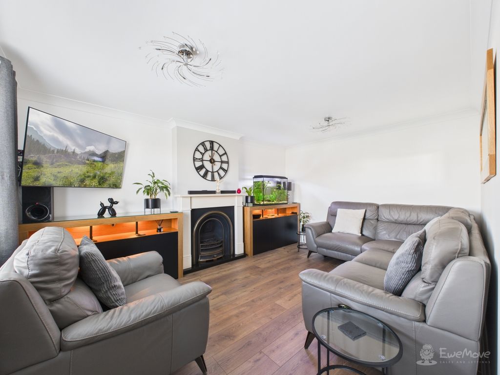 Property photo 3 of 22 Living Room- Mark Stephens Ewemove Newmarket And S