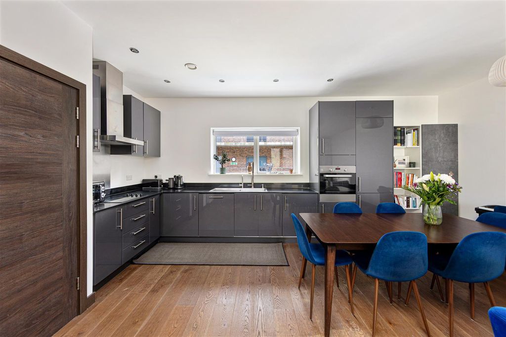 Property photo 2 of 26 Smeed Road. E3