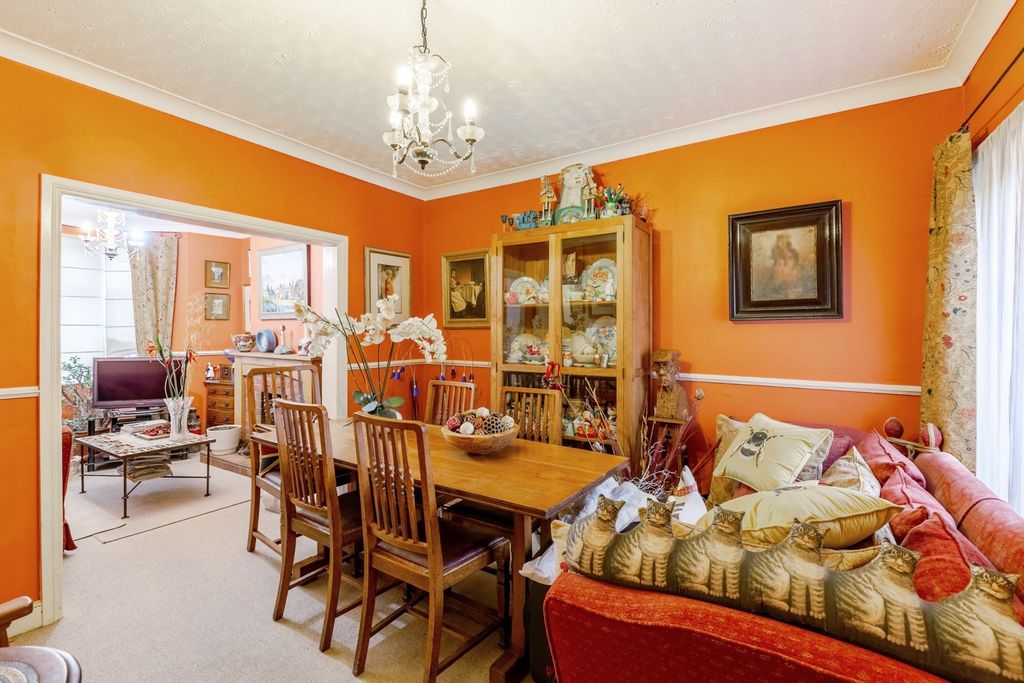 Property photo 3 of 13 Lounge