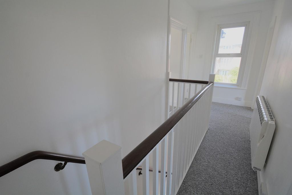 Property photo 3 of 10 Landing