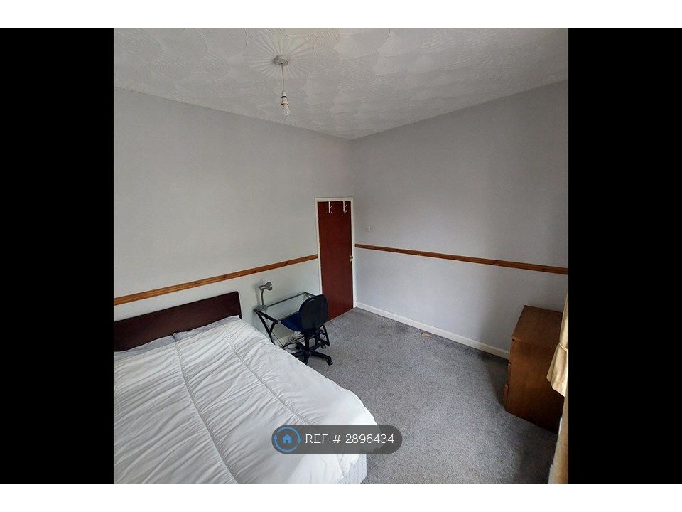 Property photo 3 of 11 Room 2 @ ££475Pcm