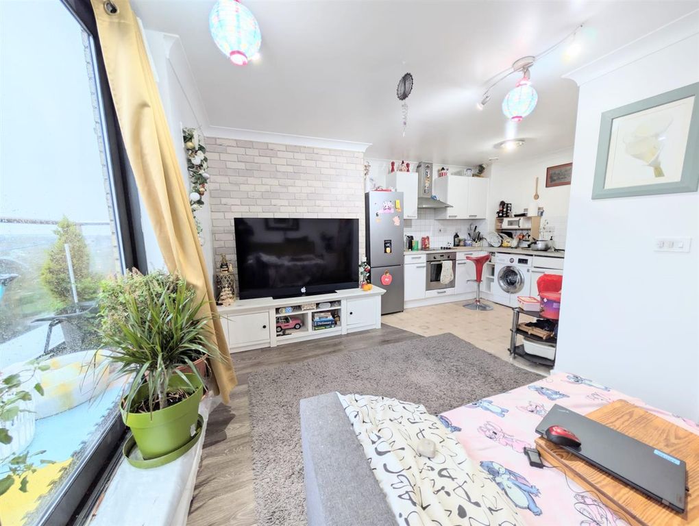 Property photo 2 of 7 007790c4-700d-4F70-B68B-84A2c5Bf478d.Jpg